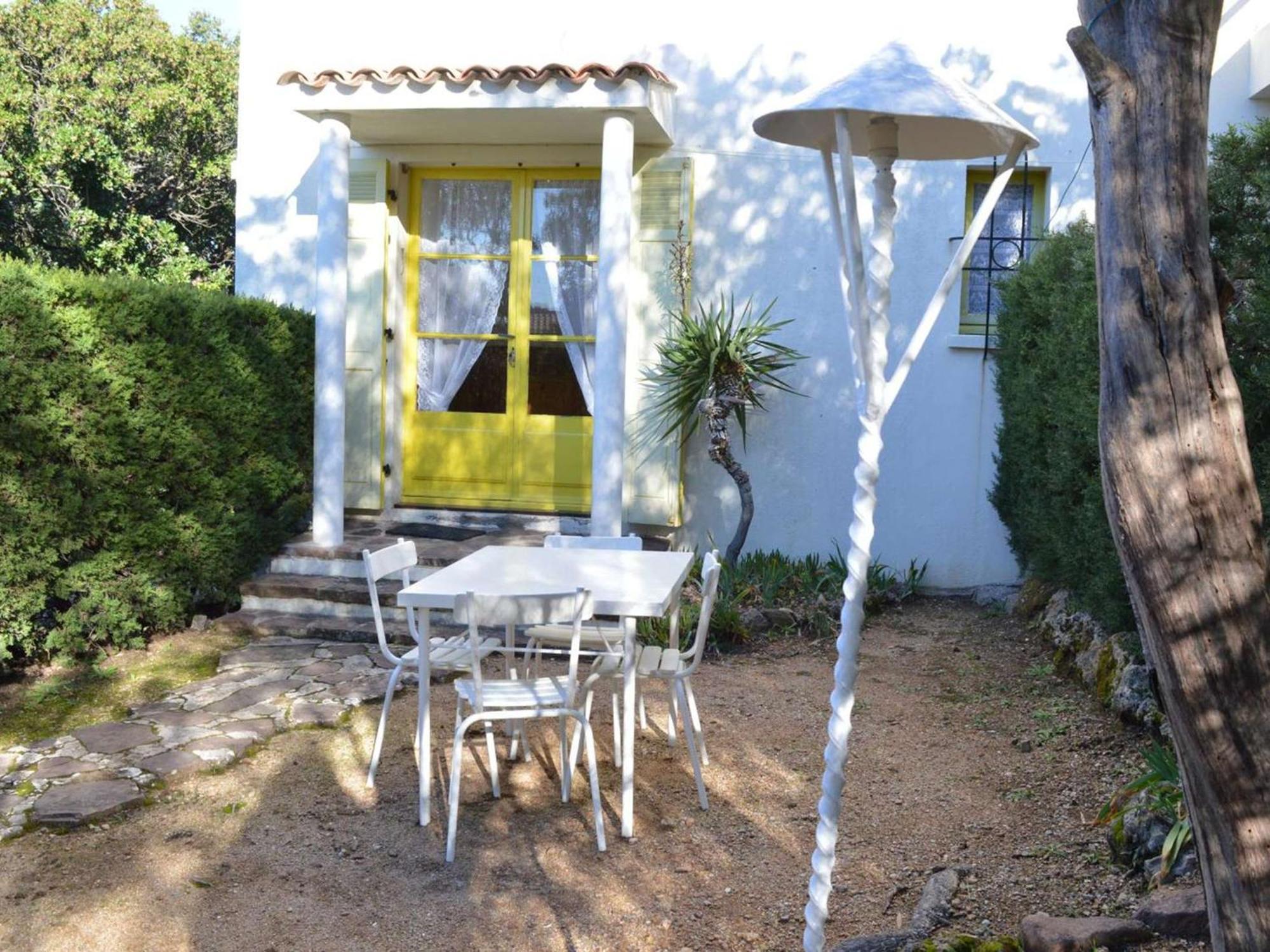 2 Pieces Avec Jardin Privatif, Proche Et Commerces, A Saint Aygulf - Fr-1-226a-103 *